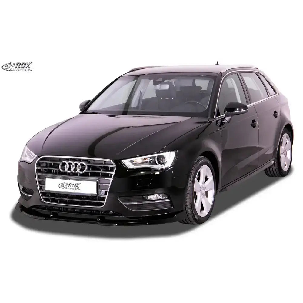 Frontspoiler til Audi A3 8V 12-16 montert på svart bil med sølvfelger, sett skrått forfra.