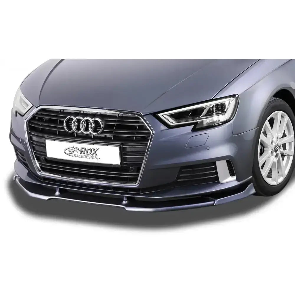 Frontleppe Audi A3 8V montert under støtfanger på grå bil, sett fra siden og litt forfra.