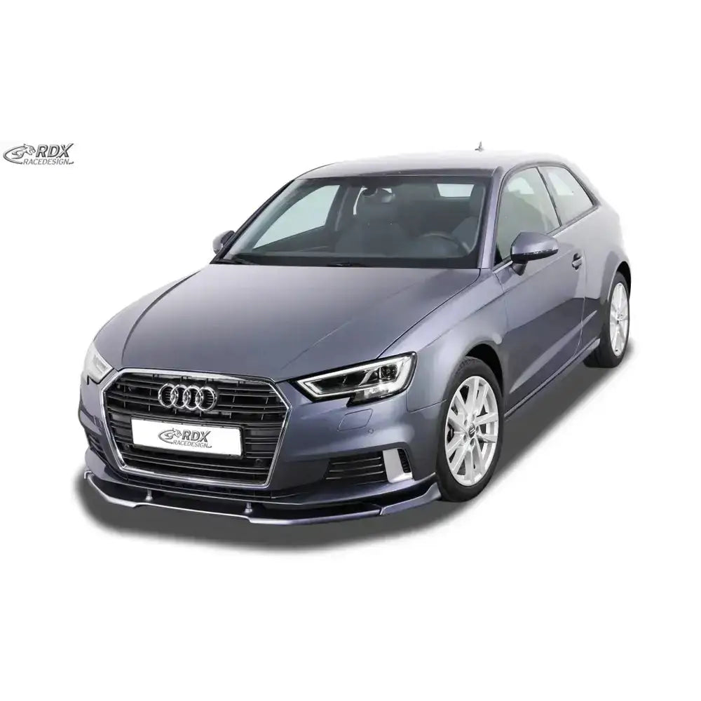 Frontspoiler til Audi A3 8V 16-20 montert under støtfanger på grå bil, sett skrått forfra.