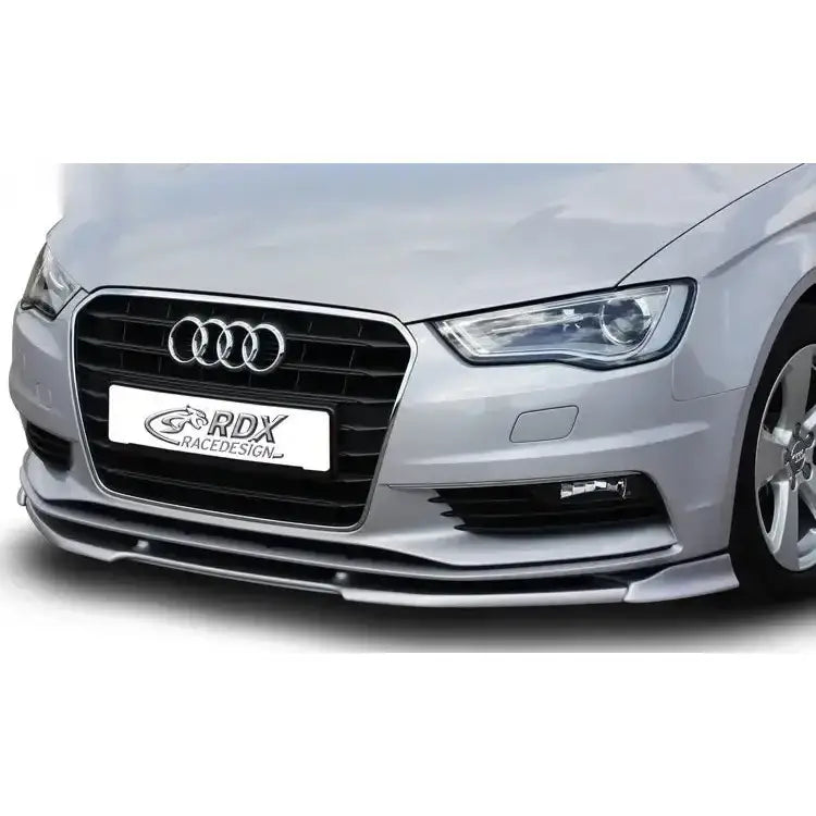 Frontleppe Audi A3 8V Sportback med sølvgrå støtfanger, svart grill og markant frontsplitter sett skrått forfra.
