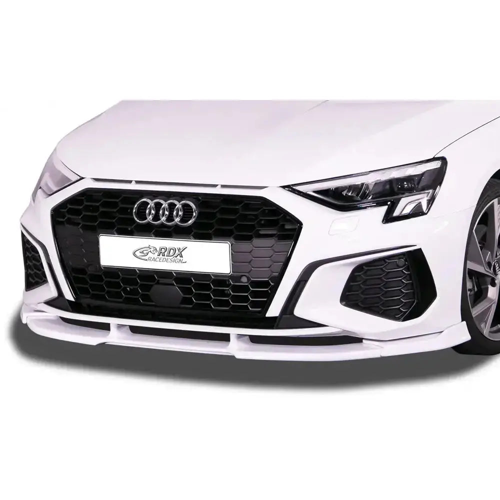 Frontleppe Audi A3 8Y S-Line/S3 med hvit spoiler, sort grill og markerte frontlykter sett rett forfra.