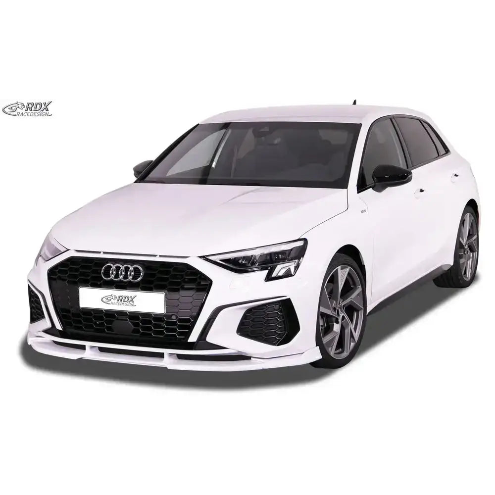 Frontspoiler på Audi A3 8Y S-Line med svart grill og sportslige detaljer mot hvit bakgrunn.