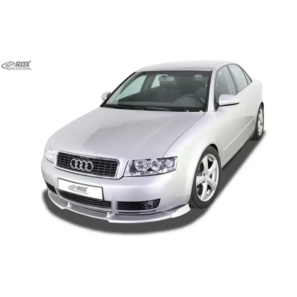 Frontspoiler på Audi A4 8E B6 00-04 i sølv, sett skrått forfra med karakteristiske felger.