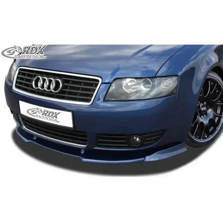 Frontleppe Audi A4 8H -05 montert på blå bil med sølv grill og integrerte tåkelys, lav vinkel.