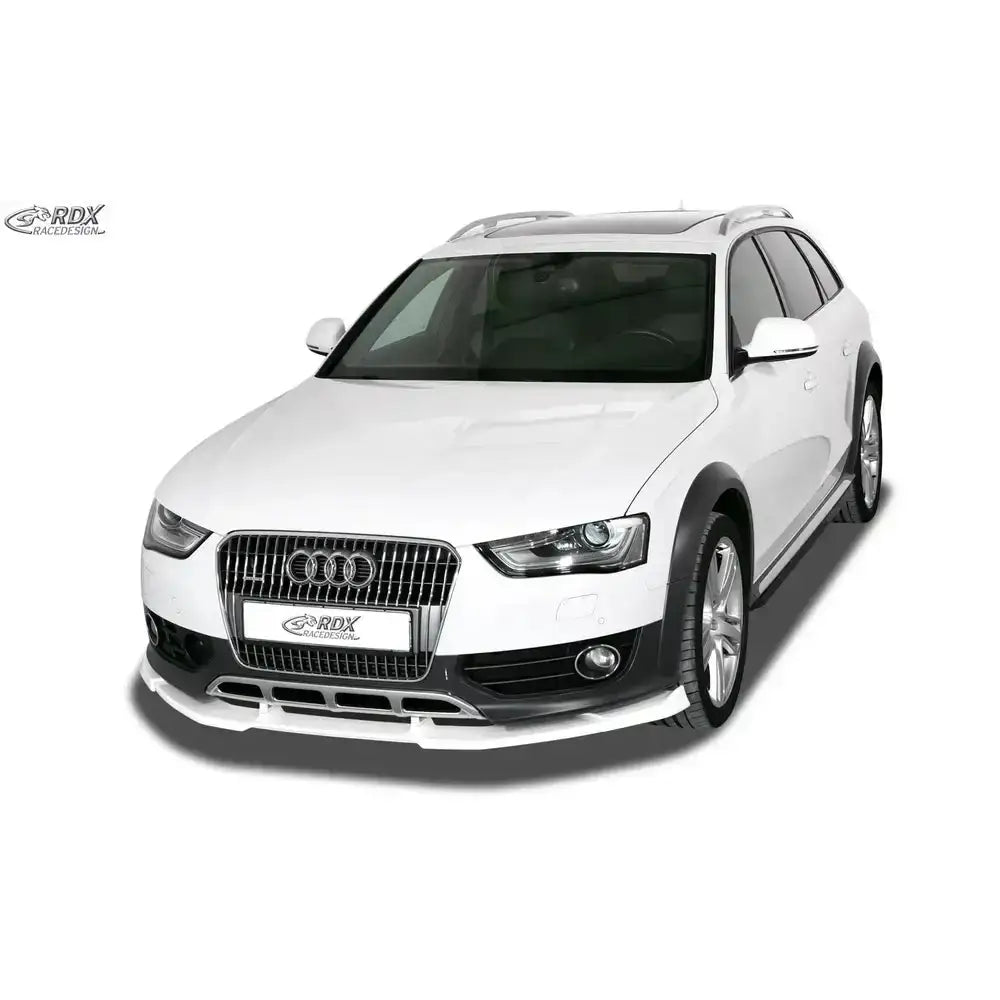 Frontspoiler Audi A4 Allroad B8 i hvit plast montert under støtfanger, sett forfra i trekvart vinkel.