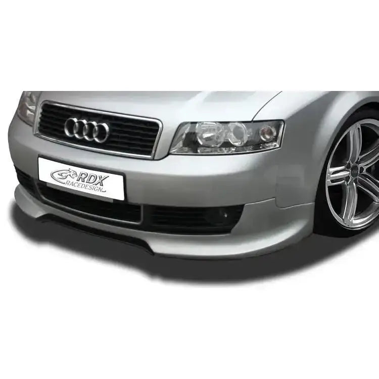 Frontleppe Audi A4 B6/8E 00-04 montert på sølvfarget bil med sorte og kromdetaljer.