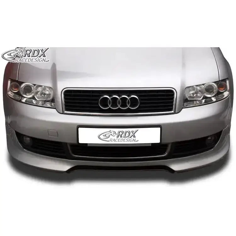 Frontspoiler til Audi A4 B6/8E 00-04 montert på sølvfarget bil med RDX RaceDesign-logo.