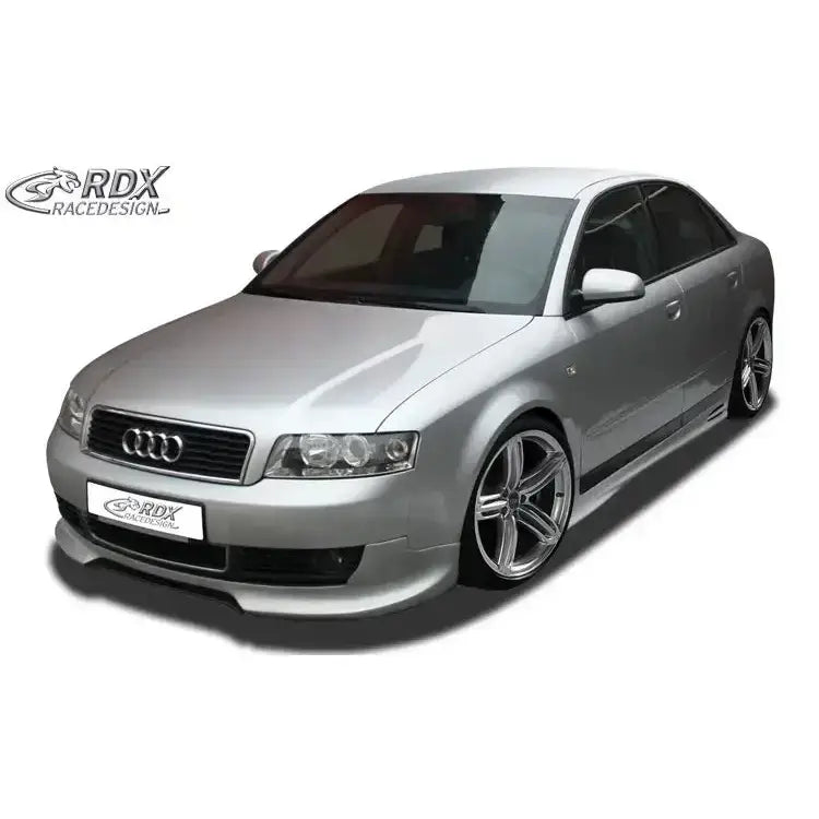Frontsplitter Audi A4 B6/8E 00-04 montert på sølvfarget bil med sportslige felger og lav frontspoiler.