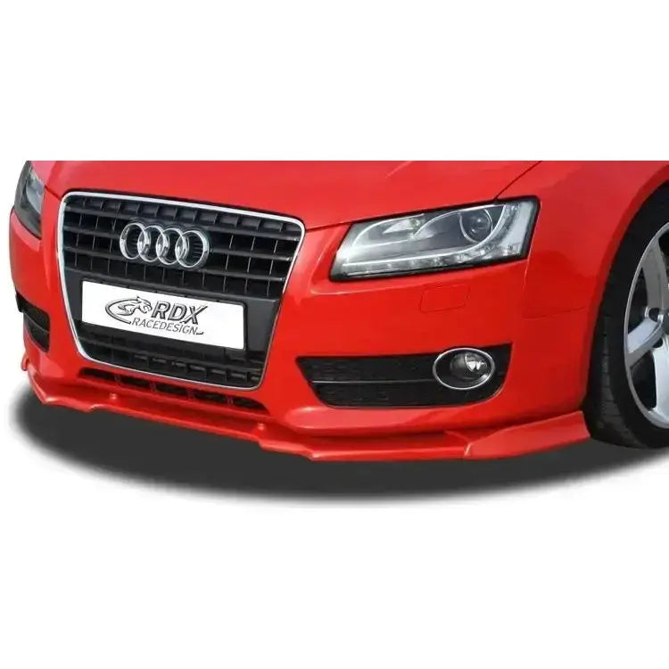 Frontleppe Audi A5 vist på rød bil med sporty design, kromdetaljer rundt grill og tåkelys.