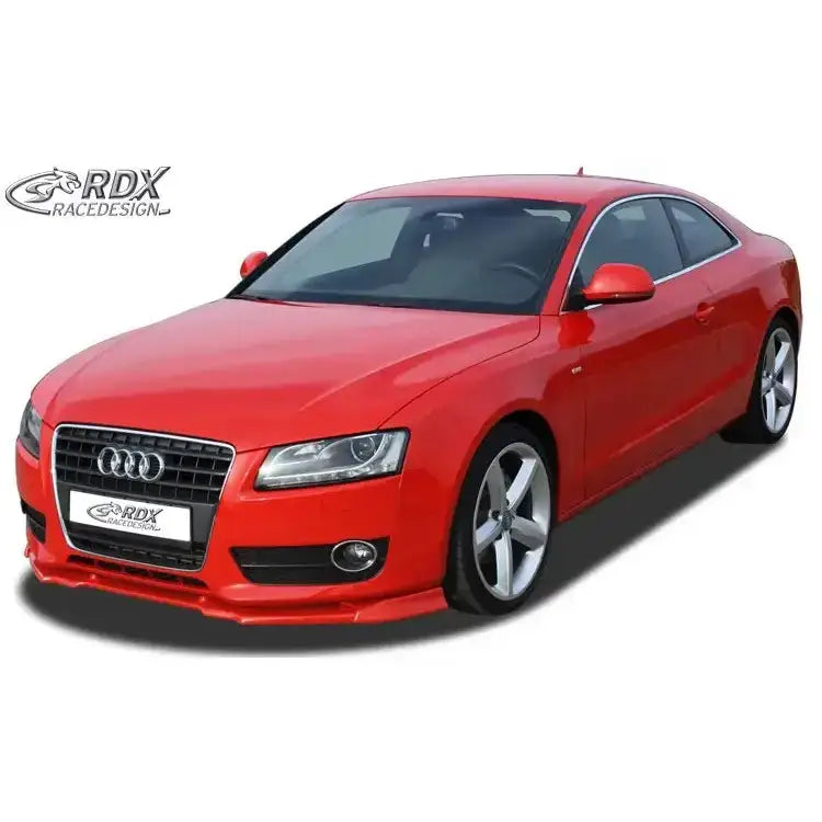 Frontspoiler på Audi A5 Coupe med røde karosseri, sølvfelger og sort grill mot hvit bakgrunn.