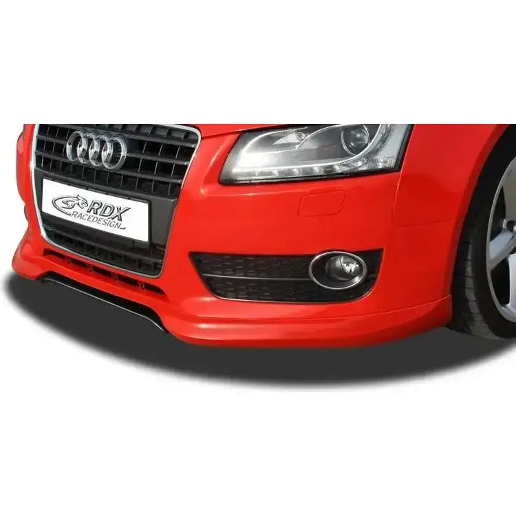Frontleppe Audi A5 Coupe med sort grill og tåkelys, sett fra lav høyrevinkel på rød bil.
