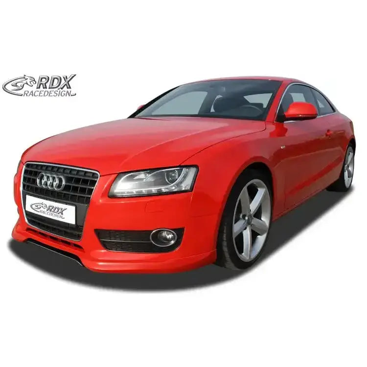Front splitter på rød Audi A5 Coupe med aluminiumsfelger og LED-lys, sett skrått forfra.