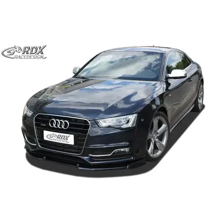 Frontspoiler på Audi A5 S-Line med aluminiumsfelger, sett skrått forfra mot hvit bakgrunn.