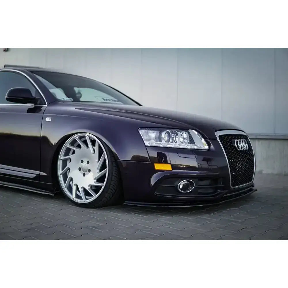 Front lip Audi A6 C6 S-Line Fl Sedan med store sølvfelger og senket understell sett skrått forfra.