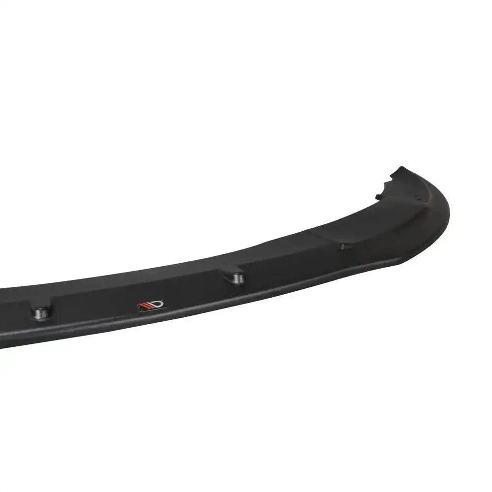 Front lip Audi A6 C6 S-Line FL sedan i sort plast med røde logodetaljer, vist i skrå vinkel.
