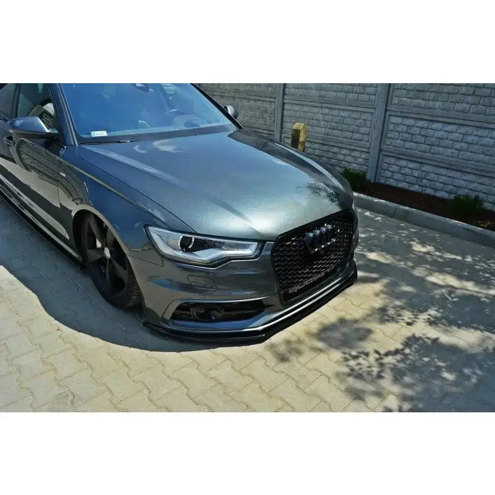 Front lip Audi A6 C7 S-Line V.1 på mørk grå bil med svarte felger og markert frontspoiler på asfalt.