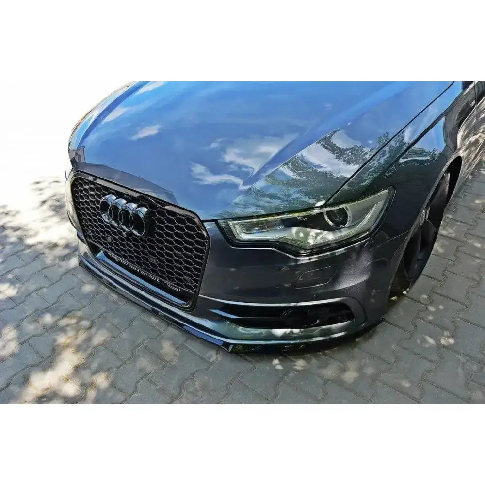 Frontsplitter på Audi A6 C7 S-Line V.2 med svart bikubemønstret grill og blanke detaljer sett skrått ovenfra.