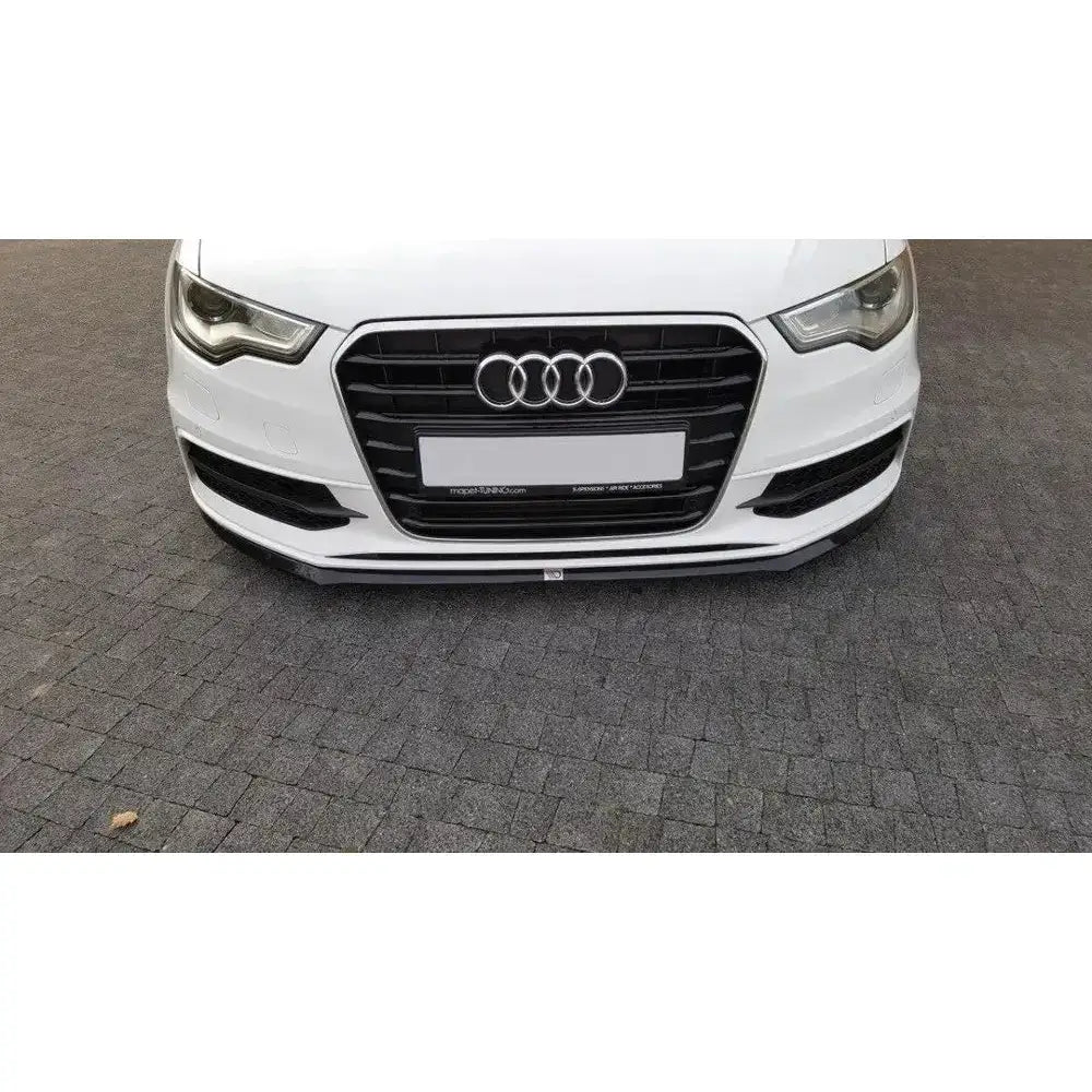 Front lip Audi A6 C7 S-Line V.2 montert på hvit bil med svart grill og kromdetaljer, sett forfra.
