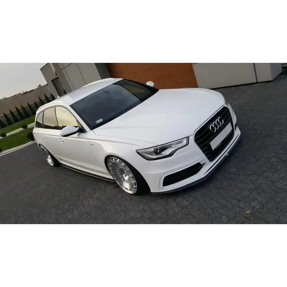 Front splitter på Audi A6 C7 S-Line V.2 med sølvfelger og senket understell på brosteinsbelagt innkjørsel.
