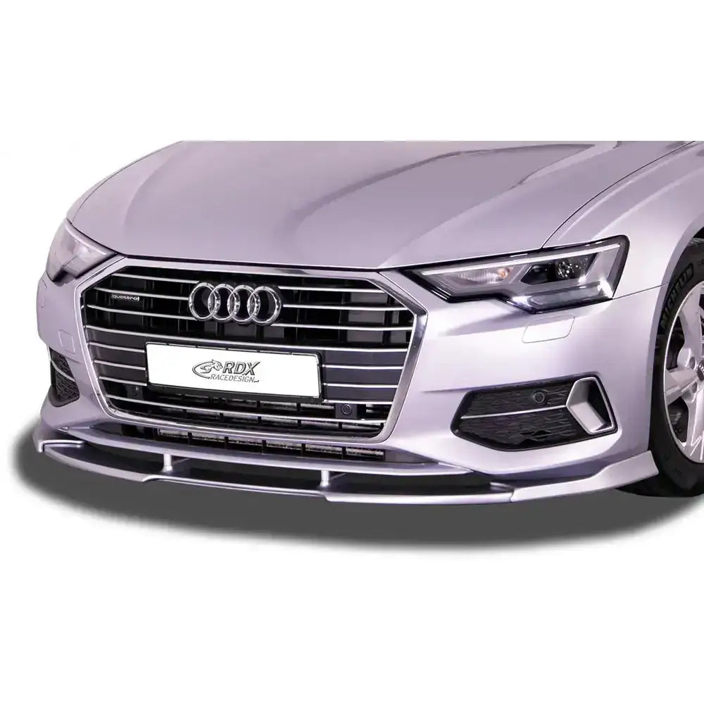 Frontleppe Audi A6 C8 19- i svart plast montert på sølvfarget bil, sett rett forfra.