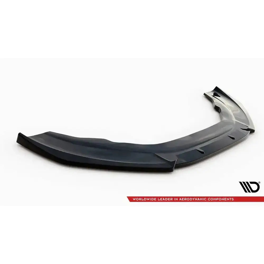 Front splitter Audi A6 RS6 Look C7 11-17 i sort plast med markerte kanter sett fra skrå vinkel.