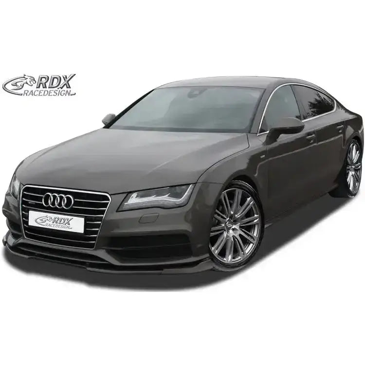 Front lip Audi A7 S-Line med lav frontspoiler, aluminiumsfelger og sotede vinduer på hvit bakgrunn.