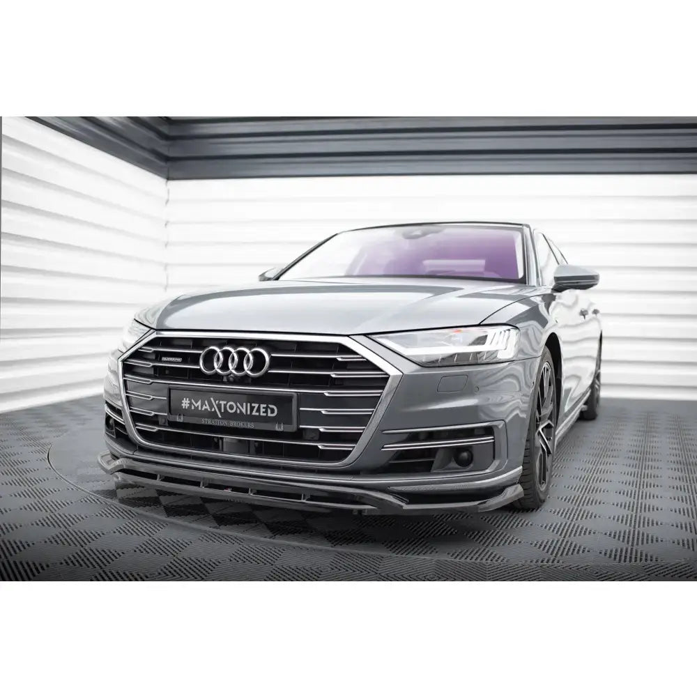 Frontspoiler på Audi A8 D5 med sort finish, synlig under krom grill og markante frontlykter i studio.
