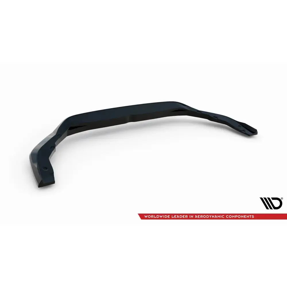 Front splitter Audi A8 D5 svart plast, buet design med markerte hjørner mot hvit bakgrunn.