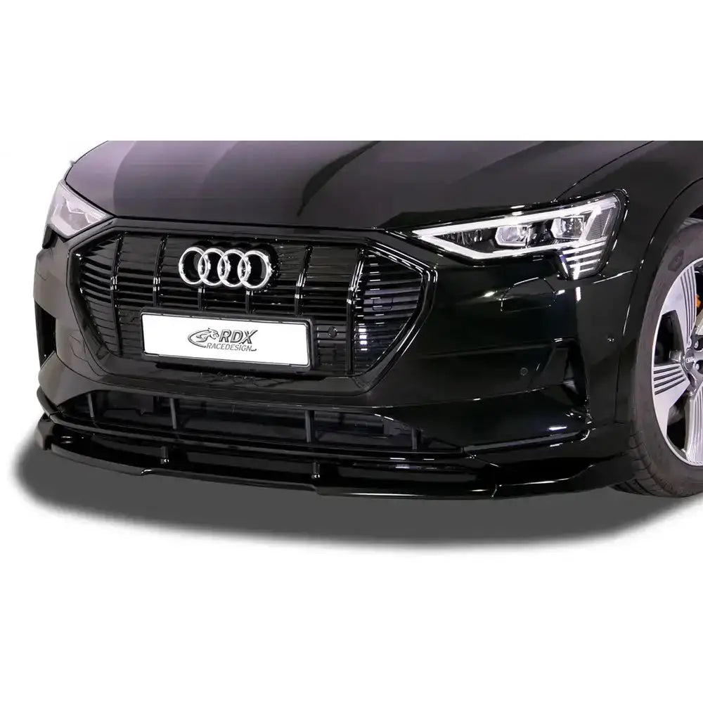 Frontleppe Audi e-tron Vario X montert på sort bil, sett forfra med fokus på spoiler og grill.