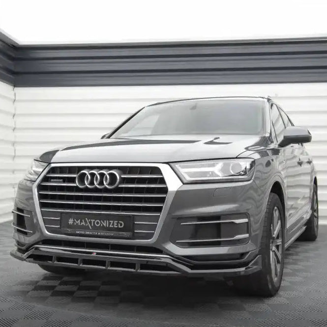 Frontleppe på Audi Q7 Mk2 SUV med markert grill, LED-frontlykter og svarte detaljer i lyst rom.