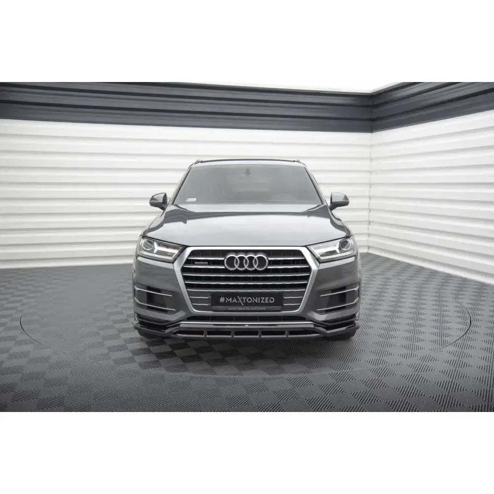 Frontsplitter til Audi Q7 Mk2 montert på grå SUV, sett forfra med kromdetaljer og logo.