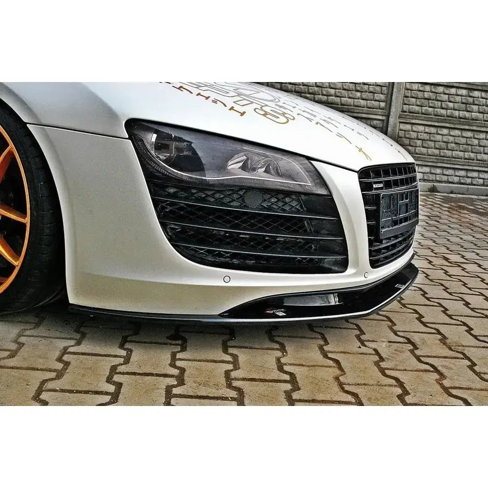 Frontsplitter til Audi R8 2006-2015, blank sort under støtfanger med hvit lakk og oransje felgkant.