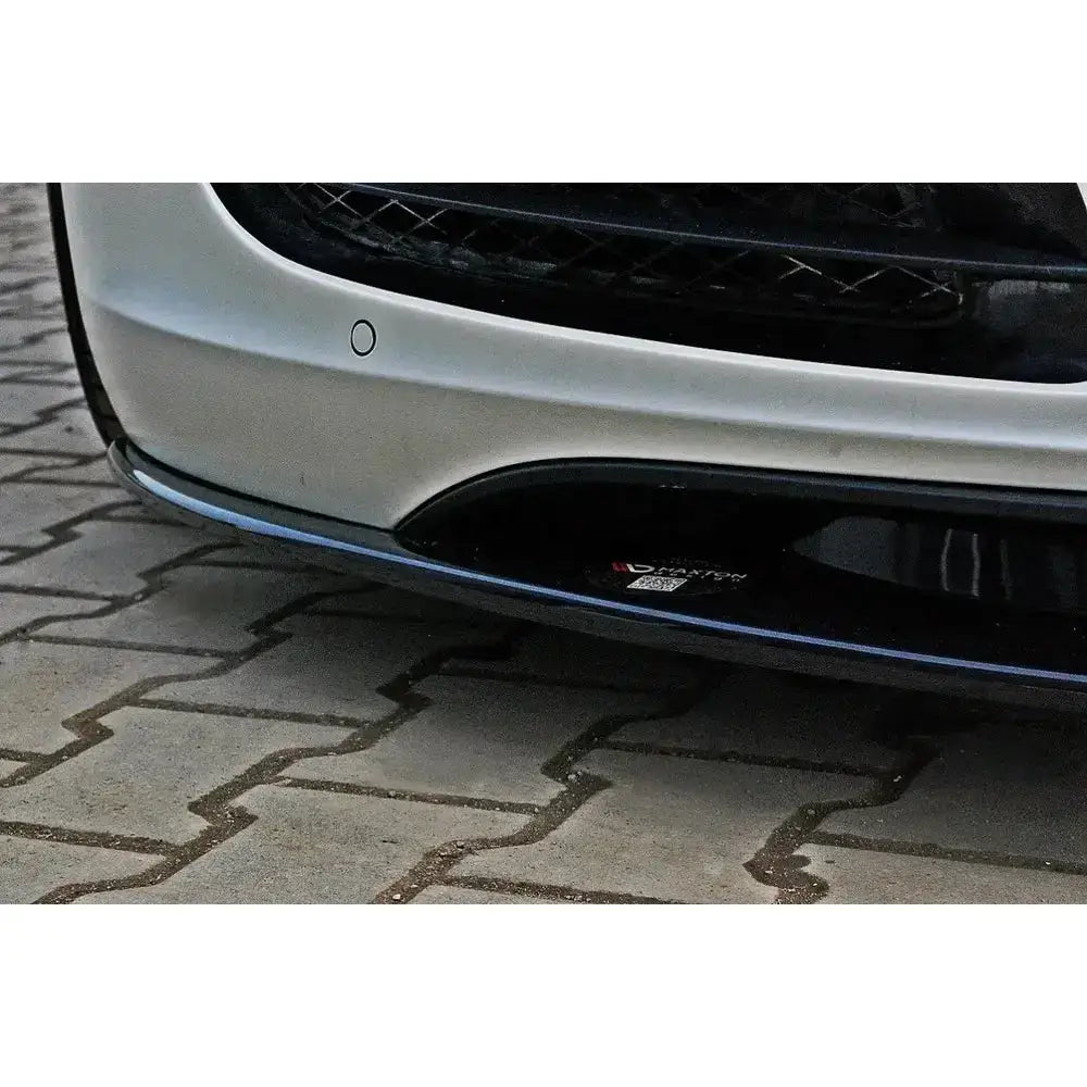 Front lip Audi R8 2006-2015 nærbilde av sort leppe på hvit bilfanger, sett fra skrå vinkel.