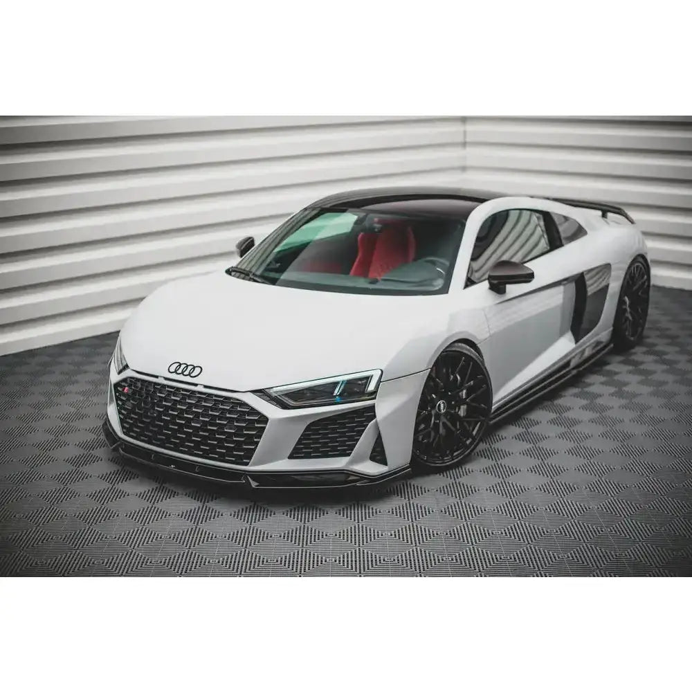 Frontspoiler på Audi R8 Mk2 Facelift med svarte felger, karbonfiber-tak og røde seter sett forfra.
