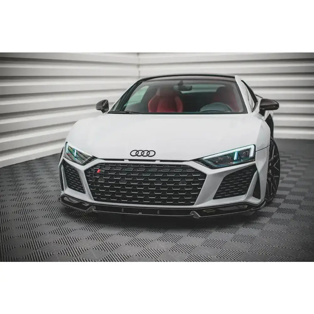Frontsplitter på Audi R8 Mk2 Facelift, hvit sportsbil med sort grill og røde seter, sett forfra.