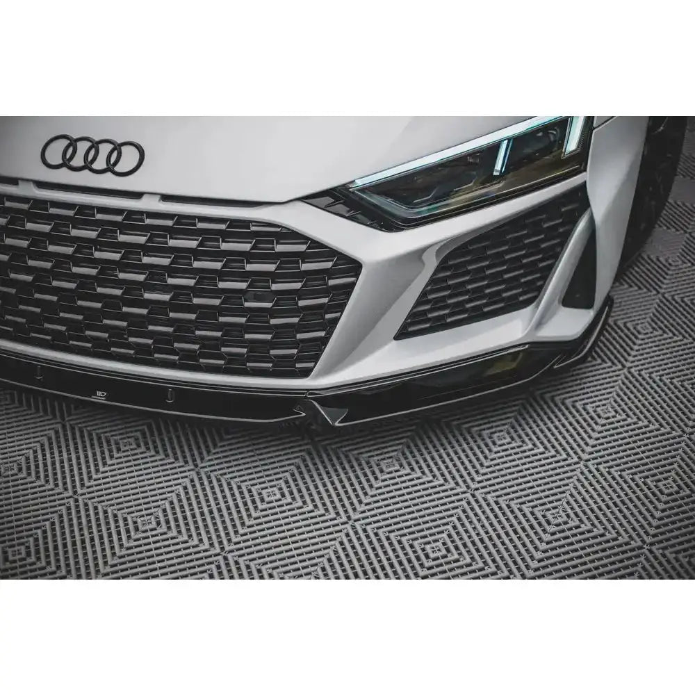 Front lip Audi R8 Mk2 Facelift nærbilde med sort grill, glanset frontsplitter og detaljerte frontlykter.