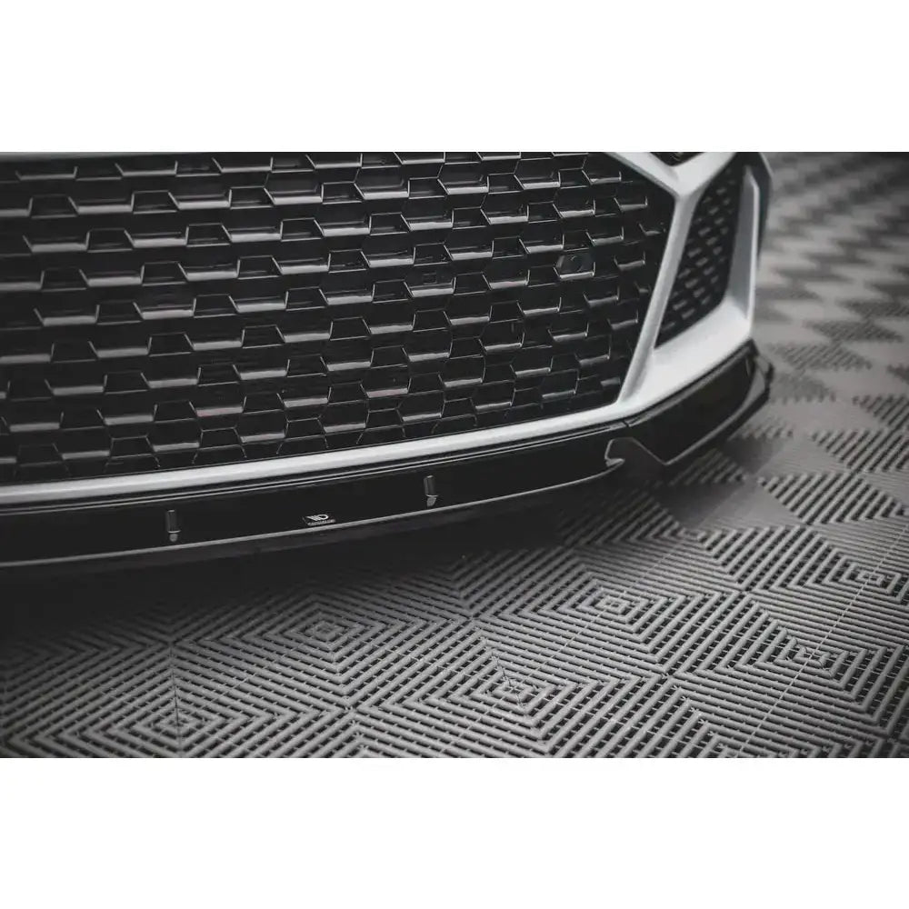 Front splitter til Audi R8 Mk2 Facelift med sort bikubemønstret grill og blank finish mot grått gulv.