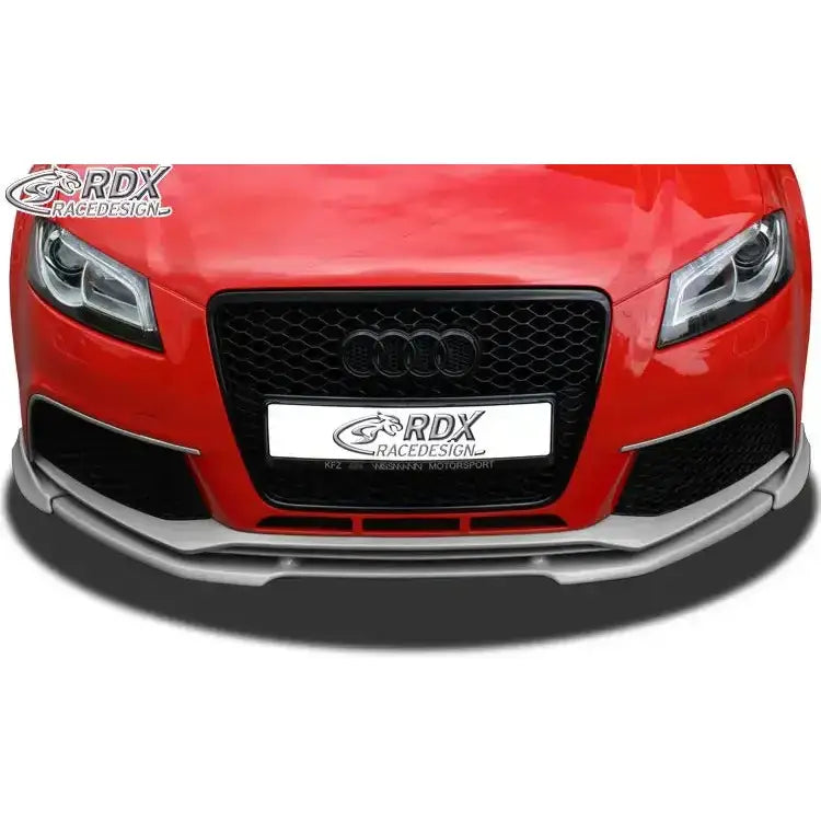 Frontspoiler Audi RS3 11-12 i sølv, montert på rød bil med sort grill og RDX RaceDesign-logo.