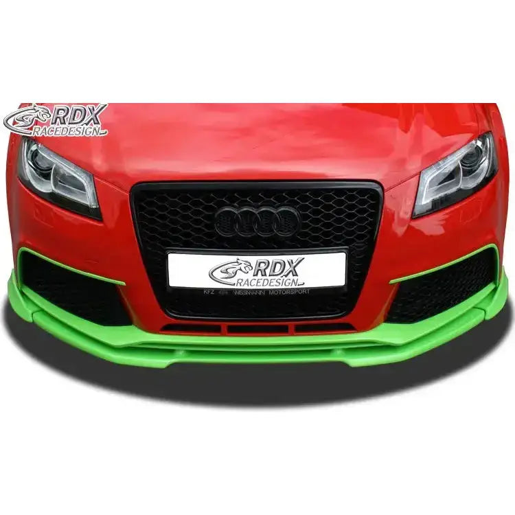 Frontsplitter Audi RS3 11-12 montert på rød bil med sort grill og grønn spoiler, sett rett forfra.