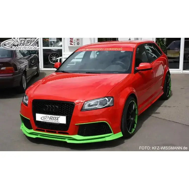 Front lip på Audi RS3 11-12 med grønn spoiler og detaljer, sett forfra fra skrå vinkel utendørs.
