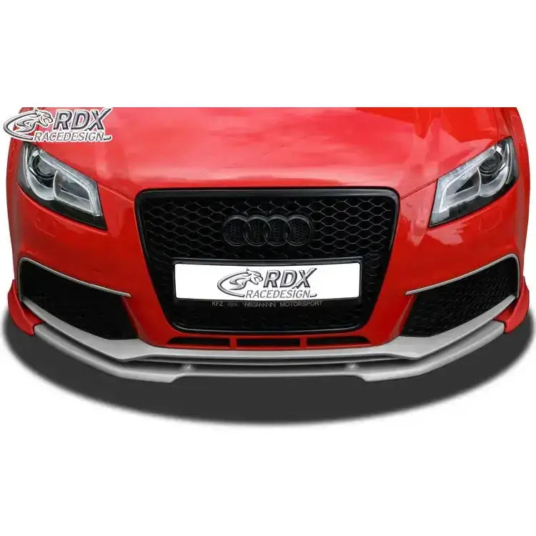 Frontleppe Audi RS3 11-12 med sølvfarget spoiler og sort grill, sett rett forfra på rød bil.