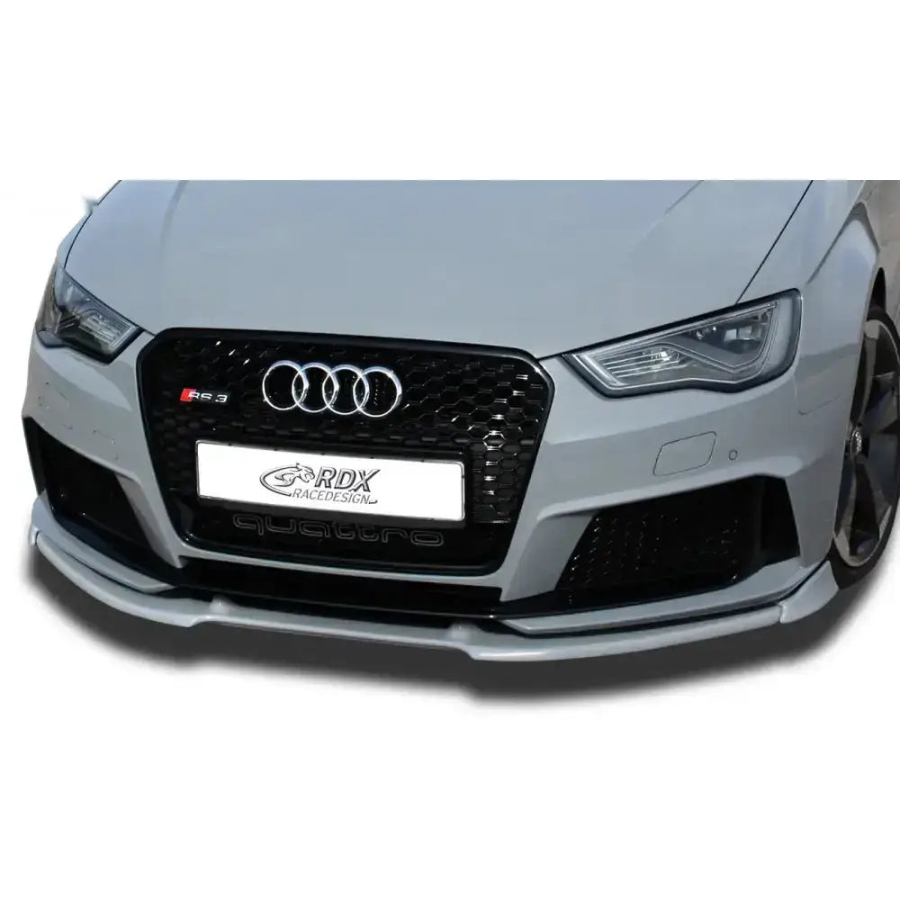 Frontleppe Audi RS3 8V montert under støtfanger på grå bil med sort grill og tydelig Audi-logo.