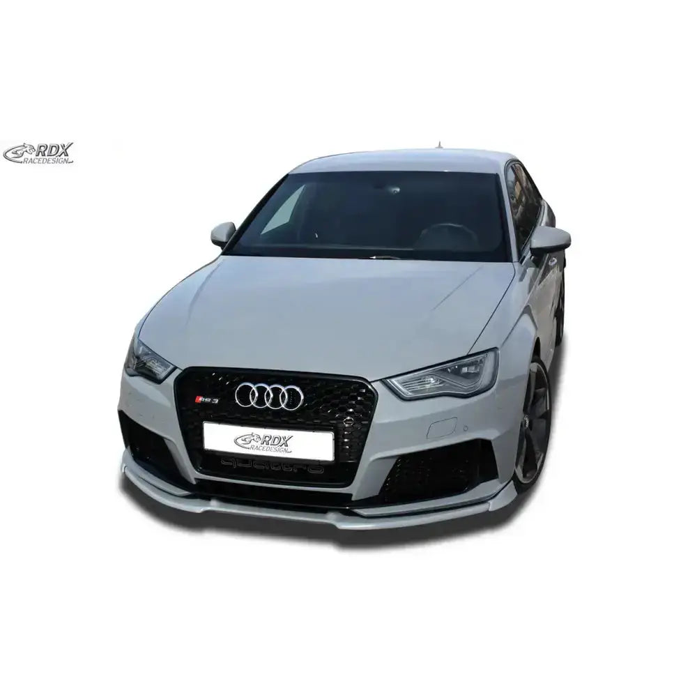 Frontspoiler på hvit Audi RS3 8V 15-17 med sort grill, LED-lykter og blanke detaljer.