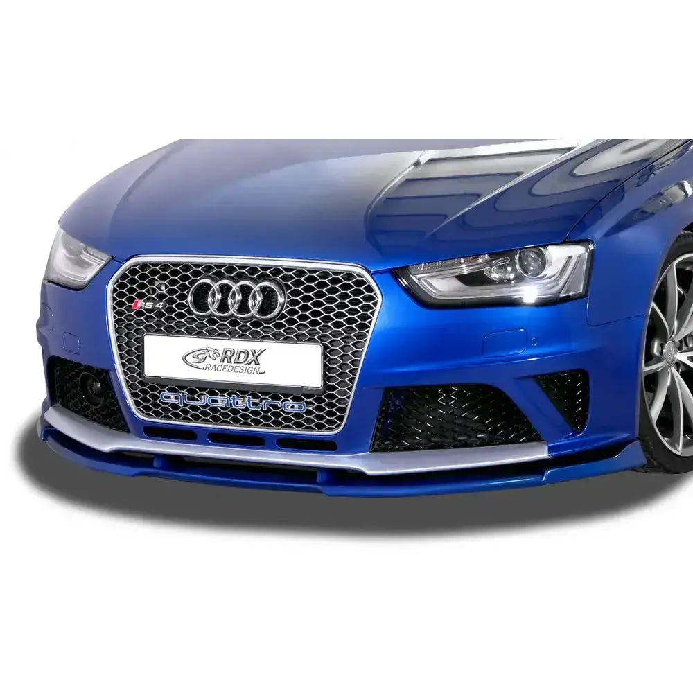 Frontleppe Audi RS4 B8 Vario X på blå bil med sølv spoiler og bikubemønstret grill foran.