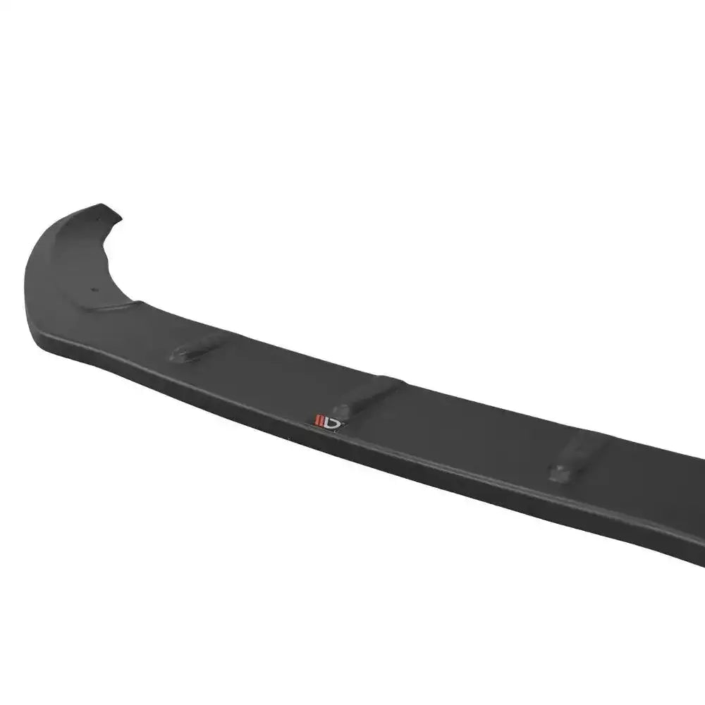 Front splitter til Audi RS5 8T, sort plastspoiler med markerte fester og liten fargedetalj, hvit bakgrunn.