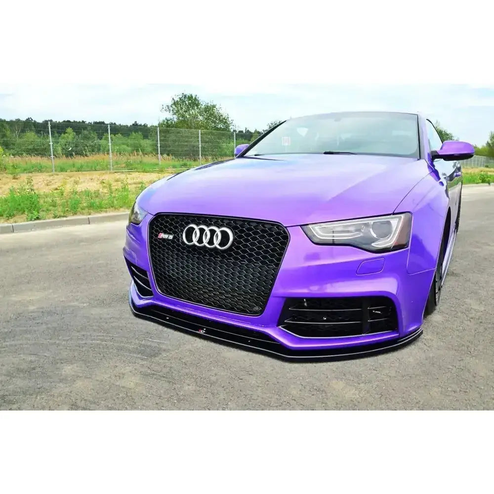 Frontsplitter på Audi RS5 8T med sort bikubemønstret grill og markert LED-frontlys, parkert på asfalt.