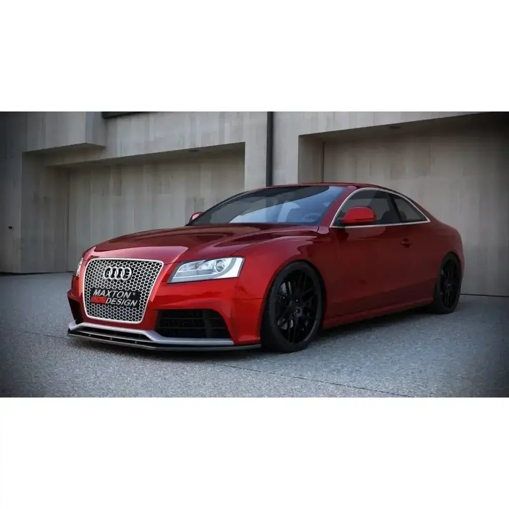 Frontspoiler Audi Rs5 8T med Maxton Design-logo, sorte felger og lave sideskjørt foran moderne bygning.