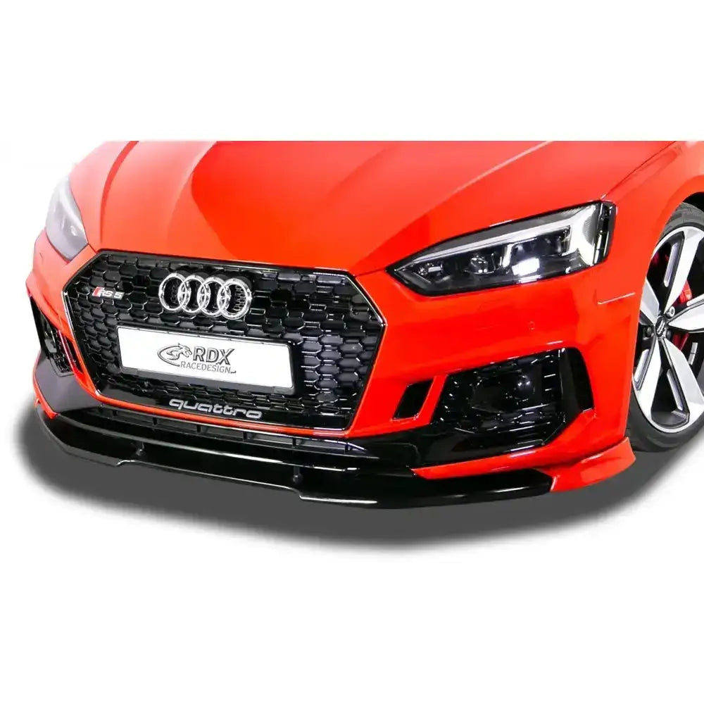 Frontleppe Audi RS5 F5 Vario X i blank svart plast med quattro-merke, sett skrått forfra på rød bil.