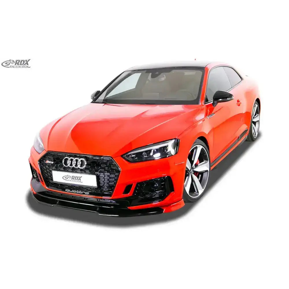Frontspoiler Audi RS5 F5 med sorte detaljer, sett skrått forfra på rød sportsbil med aluminiumsfelger.
