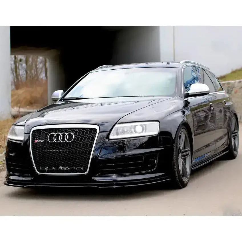 Frontspoiler Audi RS6 C6 sort stasjonsvogn sett skrått forfra med kromdetaljer og svarte felger.